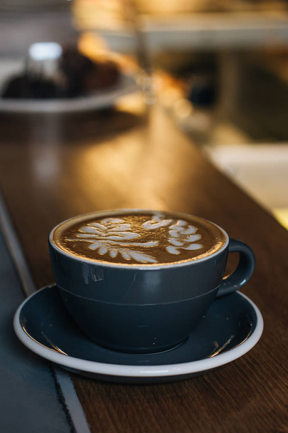 φλιτζάνι καφέ latte art, ποτό το πρωί  - Φωτογραφία, εικόνα