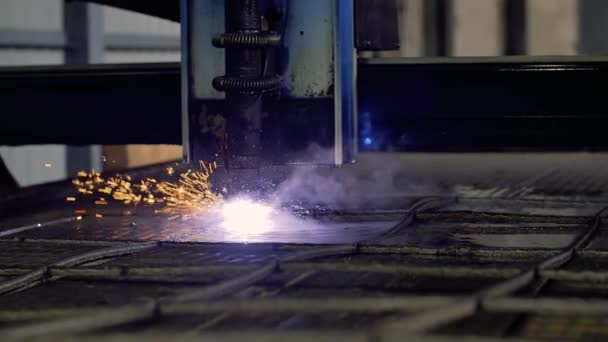 Cortador de plasma CNC está cortando objetos metálicos en una fábrica de la industria pesada. Vídeo de Timelapse. Disparo en RAW 5K
 - Metraje, vídeo