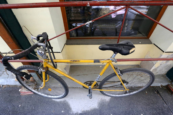 Una bicicleta es un vehículo de ruedas conducido por la fuerza muscular de una persona a través de los pedales
  - Foto, Imagen