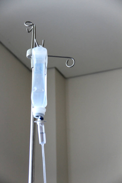 fekvőbeteg szoba kórházban infúziós üveg - Fotó, kép