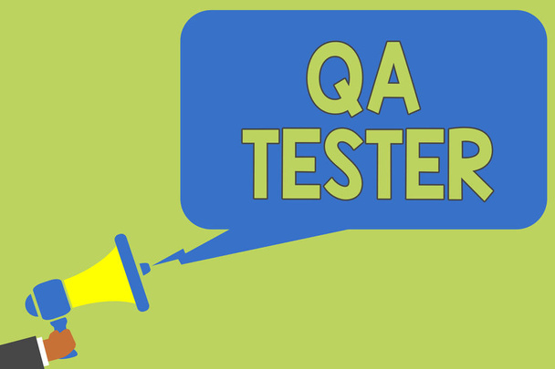 Tekstimerkki, jossa näkyy Qa Tester. Käsitteellinen valokuva Laadunvarmistus käynnissä olevasta projektista ennen toteutusta Mies, jolla on megafoni kaiutin puhekupla viesti puhuu kovaa
 - Valokuva, kuva