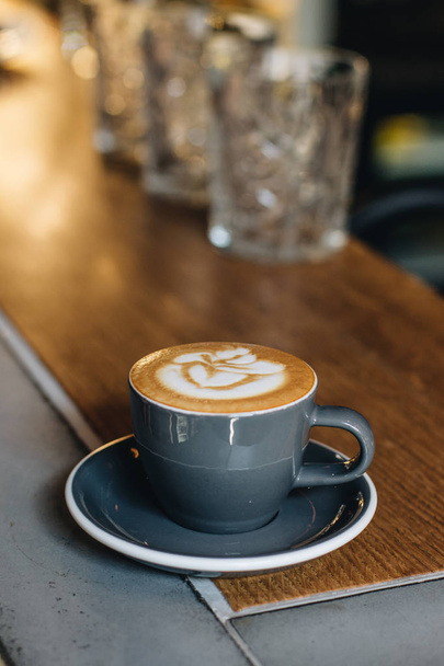 šálek kávy s latte art, ranní nápoj  - Fotografie, Obrázek