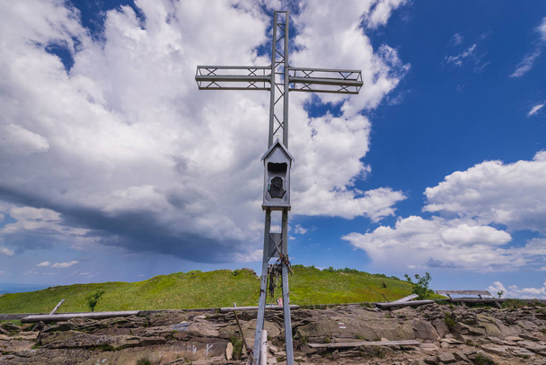 Католицька хрест на Smerek горі у регіоні гори Бещади Національний парк, Польща - Фото, зображення