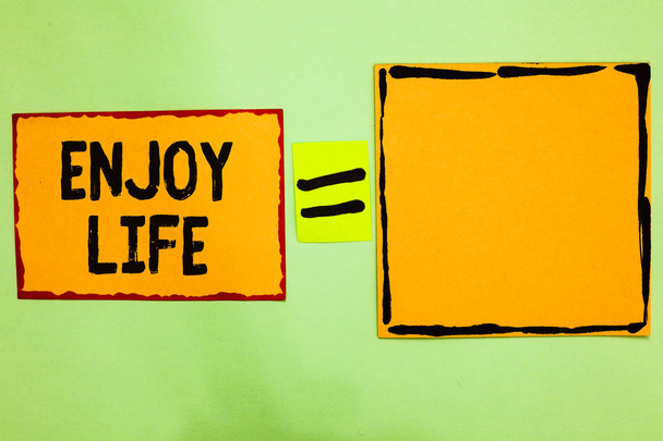 Escribiendo nota mostrando Enjoy Life. Exhibición de fotos de negocios Cualquier cosa, lugar, comida o persona, que te haga relajarte y feliz Notas de papel naranja recordatorios signo igual mensajes importantes para recordar
 - Foto, imagen