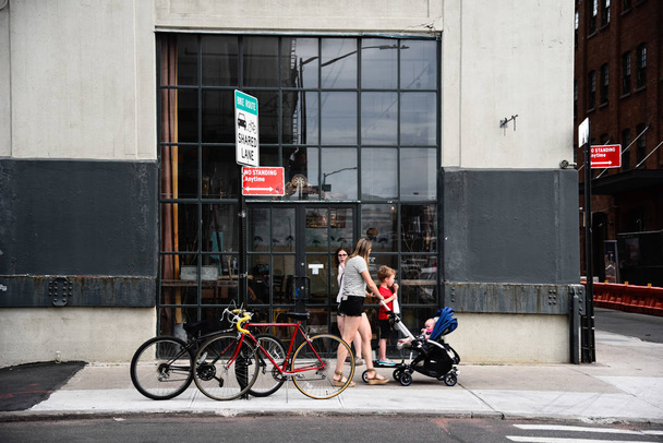 People walking on street in Dumbo, Brooklyn - Foto, Bild