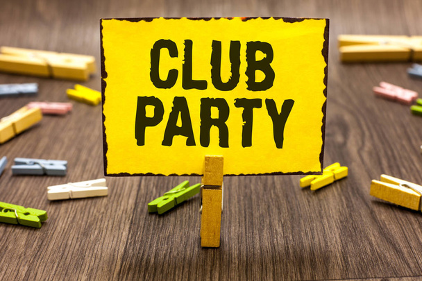 Wyświetlono Club Party znak tekstu. Koncepcyjnych fotografii społecznej gromadzenie w miejscu, które jest nieformalne i może mieć napoje Clothespin gospodarstwa żółty papier Uwaga kilka clothespins drewniana podłoga - Zdjęcie, obraz