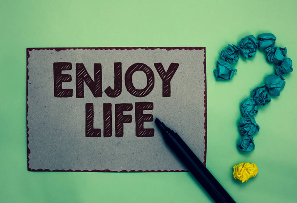 Word metin yazma Enjoy Life. Herhangi bir şey, yer, gıda veya kişi için iş kavramı, bu rahatlamana yapar ve mutlu gri kağıt marker soru işareti yeşil arka plan oluşturan kağıtları buruşuk - Fotoğraf, Görsel