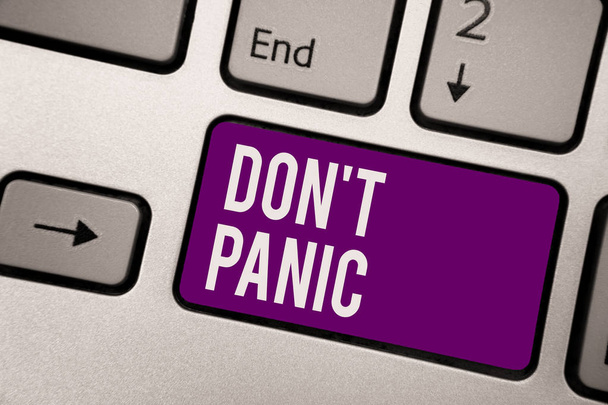 Käsikirjoitus "Älä panikoi". Business valokuva esittelee äkillinen vahva tunne pelko estää kohtuullisen ajattelun Näppäimistö violetti avain tietokone computing heijastus asiakirja
 - Valokuva, kuva