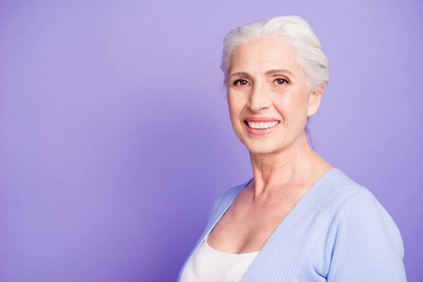 Retrato de una hermosa y alegre y sonriente anciana de pelo gris
 - Foto, Imagen