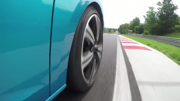 Close Up, nízký úhel pohledu: Nové modré osobní auto začíná řidičské praxe kvalifikační kolo na luxusní Hungaroring závodní trati v kruhu. Závodní rychlost, soutěžit na trať Formule 1 na závodní okruh - Záběry, video