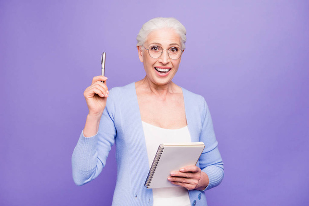 Good idea Gray haired old cheerful happy smiling business woman - Foto, Bild