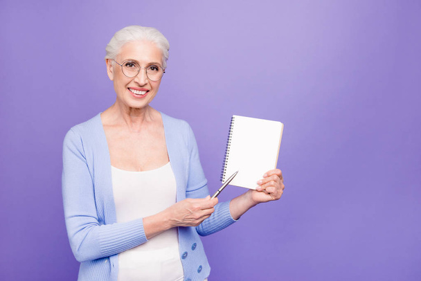 Gray haired old smiling business woman wearing glasses, showing  - Foto, Imagem