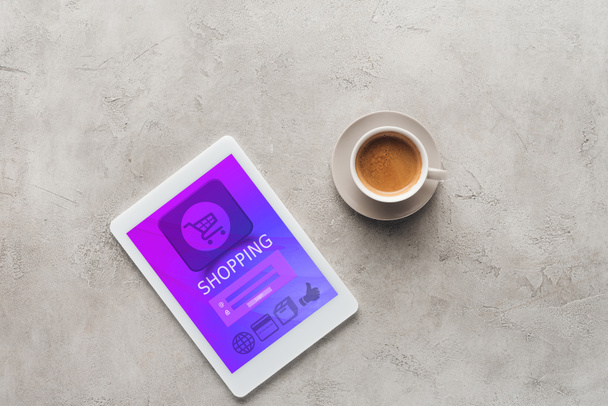 bir fincan kahve ve app üstünde perde beton yüzeyi alışveriş ile tablet üstten görünüm - Fotoğraf, Görsel
