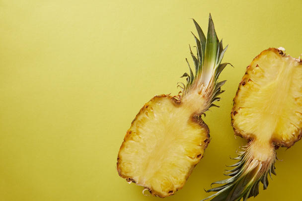 Ansicht der geschnittenen Ananas auf gelber Oberfläche - Foto, Bild