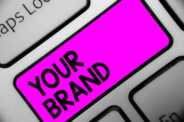 Word のテキストを書き込むあなたのブランド。何かに影響されている任意の種類の名前のビジネス コンセプト紫キーボード キーの意図を商標として反射ドキュメントをコンピューティング コンピューターを作成します。 - 写真・画像