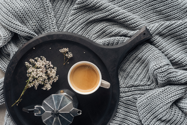 felülnézet csésze kávé és moka pot virágok mező a drapéria kötött gyapjú - Fotó, kép