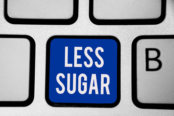 Word pisanie tekstu mniej cukru. Koncepcja biznesowa dla niższej ilości słodyczy w jedzenia ani picia że jemy niebieski klawisz zamiar utworzyć komputer odbicie dokumentu - Zdjęcie, obraz
