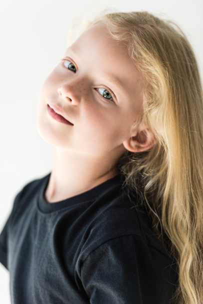 πορτρέτο του όμορφη παιδί με μακριά σγουρά μαλλιά βλέπουν φωτογραφική μηχανή που απομονώνονται σε λευκό - Φωτογραφία, εικόνα