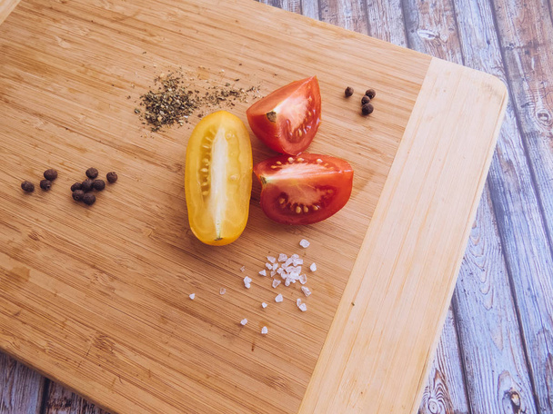 赤と黄色のトマト スライスした木の板。健康的な食事。環境に優しい製品です。有機食品。トップ ビュー グループのスタイル オブジェクト - 写真・画像