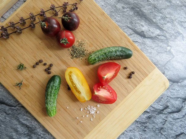 pomodori rossi e gialli affettati e cetrioli su una tavola di legno. alimentazione sana. prodotti eco-compatibili. Cibo biologico. Stile Top Visualizza oggetti di gruppo
 - Foto, immagini