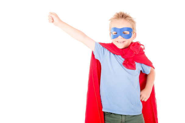 Kleiner Junge gibt sich als Superheld aus - Foto, Bild