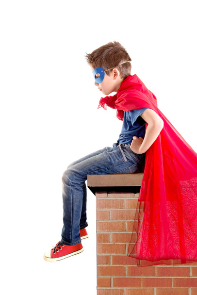 Kleiner Junge gibt sich als Superheld aus - Foto, Bild