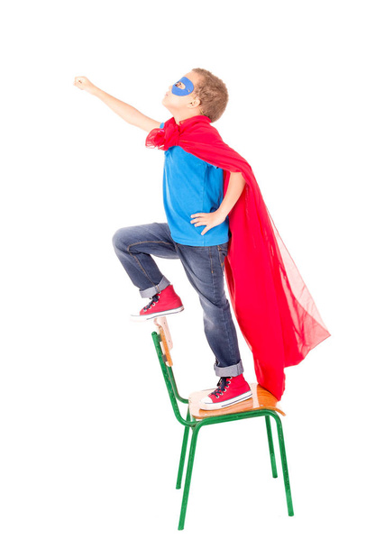 niño fingiendo ser un superhéroe aislado sobre fondo blanco
 - Foto, imagen