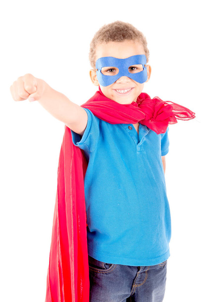 pieni poika teeskentelee olevansa supersankari eristetty valkoisella taustalla
 - Valokuva, kuva