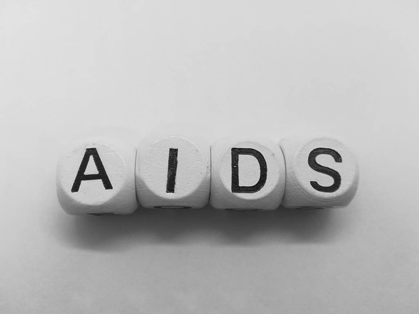 spelling van het woord Aids met behulp van dobbelstenen op witte achtergrond - Foto, afbeelding