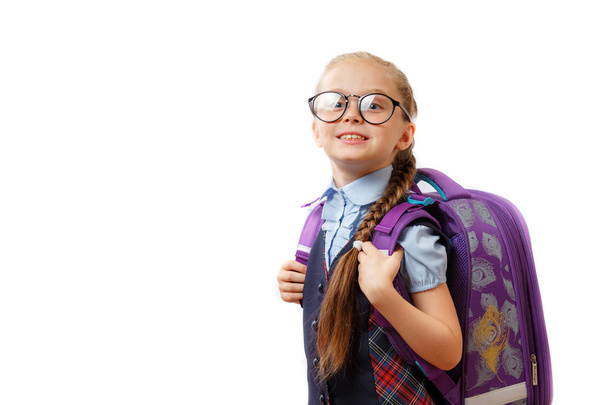 Забавная очаровательная маленькая девочка в очках со школьной сумкой
 - Фото, изображение