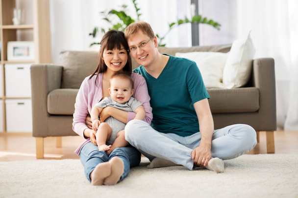 happy family with baby boy at home - Foto, Bild