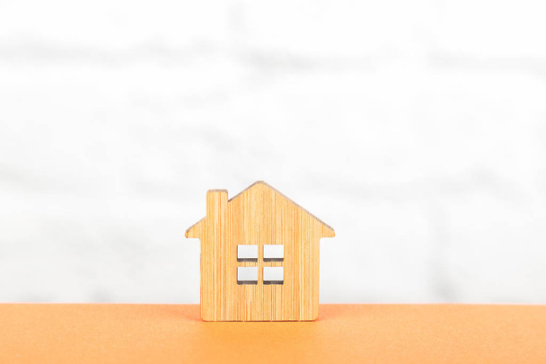 dekoratives Holzsymbol eines Hauses auf weißem Hintergrund - Foto, Bild