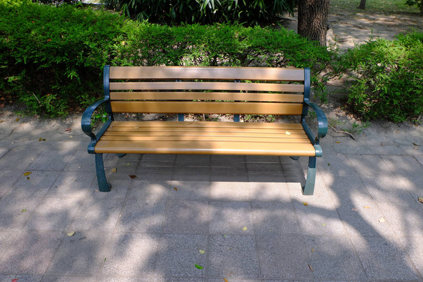 drewniana ławka w parku - Zdjęcie, obraz