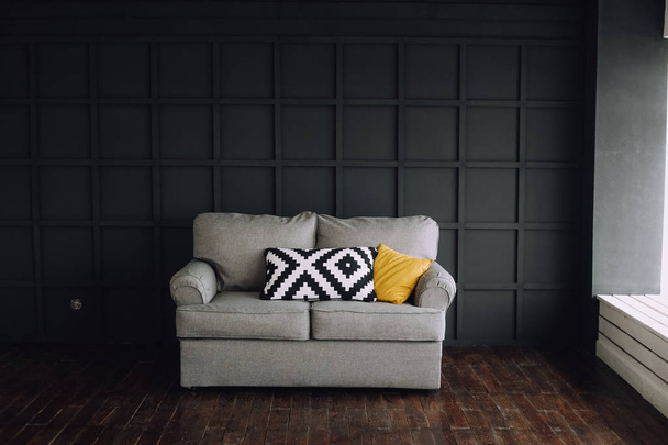 інтер'єр кімнат з сірим диваном на чорному фоні
 - Фото, зображення
