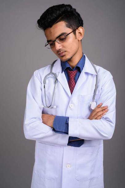 Νέοι ινδική άνθρωπος γιατρός γκρι φόντο - Φωτογραφία, εικόνα