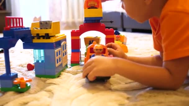 Kinder spielen mit Spielzeug.Kinder im Spielzimmer spielen mit dem Bauset sammeln Gegenstände aus kleinen Würfeln und Teilen - Filmmaterial, Video