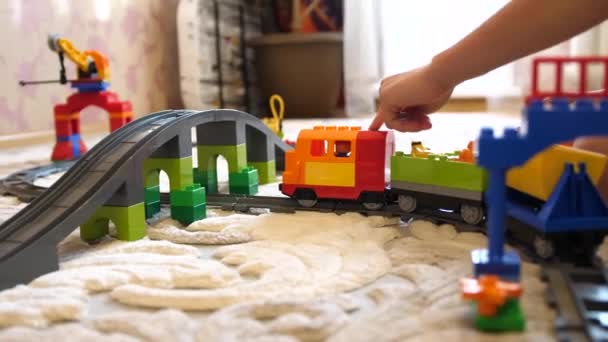 Çocuklar oyuncaklarla oynamak. Çocuk inşaat set ile oynarken oyun odasında küçük küpler ve yerlerinden öğeleri toplamak - Video, Çekim
