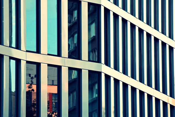moderne Bürogebäudefassade abstraktes Fragment, glänzende Fenster in Stahlkonstruktion, retro stilisierter farbenfroher Filtereffekt - Foto, Bild