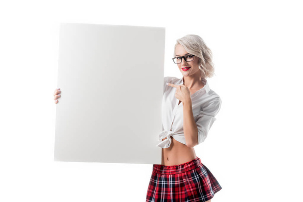 Porträt einer blonden sexy Frau in College-Uniform und Brille, die auf ein weißes Banner zeigt - Foto, Bild