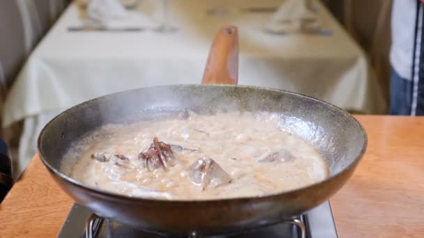 Primer plano de Chef Cooking Flambe Style Dish con rodajas de hígado en una sartén caliente en el restaurante. Movimiento lento
. - Metraje, vídeo