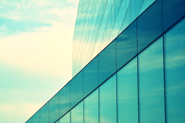 Fragmento abstracto moderno de la fachada del edificio de oficinas, ventanas brillantes en estructura de acero, efecto de filtro tonal colorido estilizado retro
 - Foto, Imagen