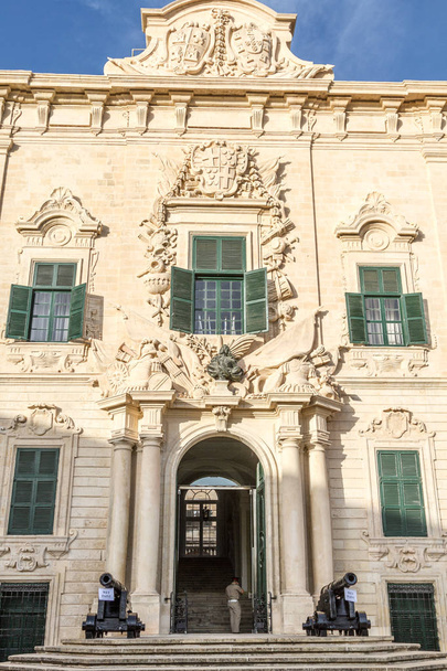 Fachada del Auberge de Castille, el edificio del primer ministro en La Valeta, Malta
 - Foto, imagen