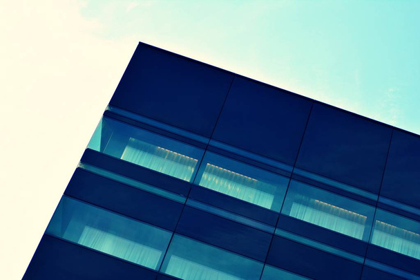 Homlokzat modern irodaház absztrakt töredék, fényes windows-acél szerkezet, retro stilizált színes tonális szűrőeffektus - Fotó, kép