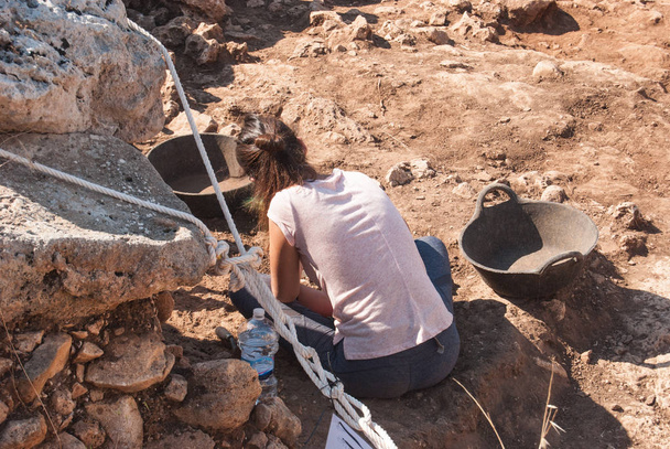 Berufsarchäologe gräbt auf der Suche nach historischen Funden in Spanien - Foto, Bild