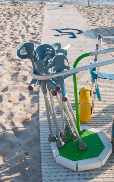 Praia com serviços para pessoas com mobilidade reduzida em Menorca
 - Foto, Imagem