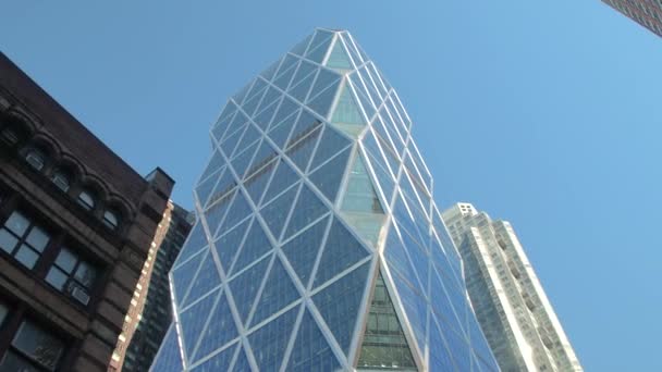 Close Up, lage hoek: Rijden langs residentiële gebouwen in de buurt van Manhattan in het drukke New York centrum zakendistrict met hoge glazig wolkenkrabbers en grote moderne kantoorgebouwen - Video