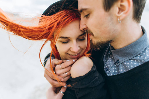 retrato de una joven pareja enamorada pasando tiempo al aire libre
 - Foto, imagen