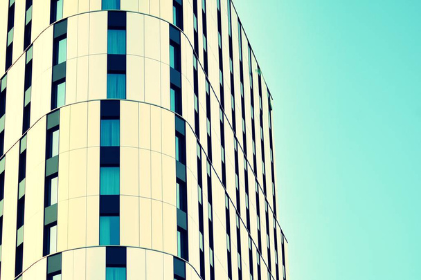 Κτίριο γραφείων μοντέρνα πρόσοψη αφηρημένη θραύσμα, λαμπερά windows χάλυβα δομή, εφέ ρετρό στυλιζαρισμένη πολύχρωμο τονικού φίλτρου - Φωτογραφία, εικόνα