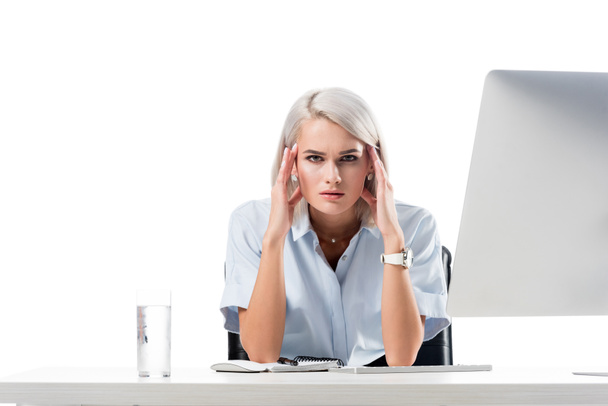 Porträt einer überlasteten Geschäftsfrau am Arbeitsplatz mit Glas Wasser, Notizbuch und Computerbildschirm auf weißem Hintergrund - Foto, Bild