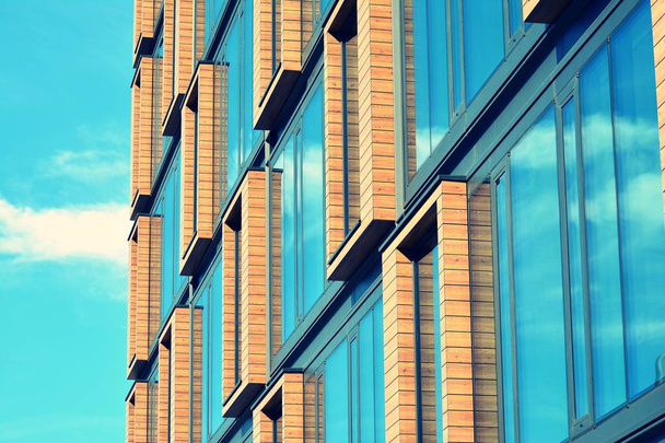 Сучасний фасад офісної будівлі абстрактний фрагмент, блискучі вікна в сталевій конструкції, ретро стилізований барвистий тональний фільтр ефект
 - Фото, зображення